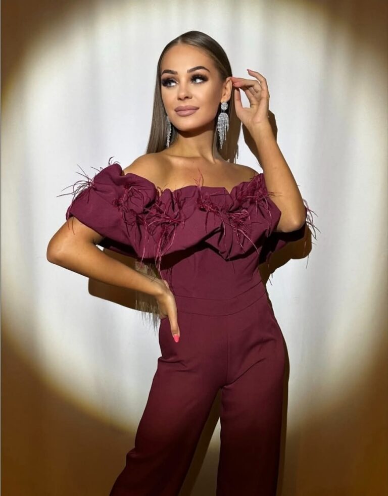 Kombinezon bordowy PAMELA 36/38 z piórami elegancki