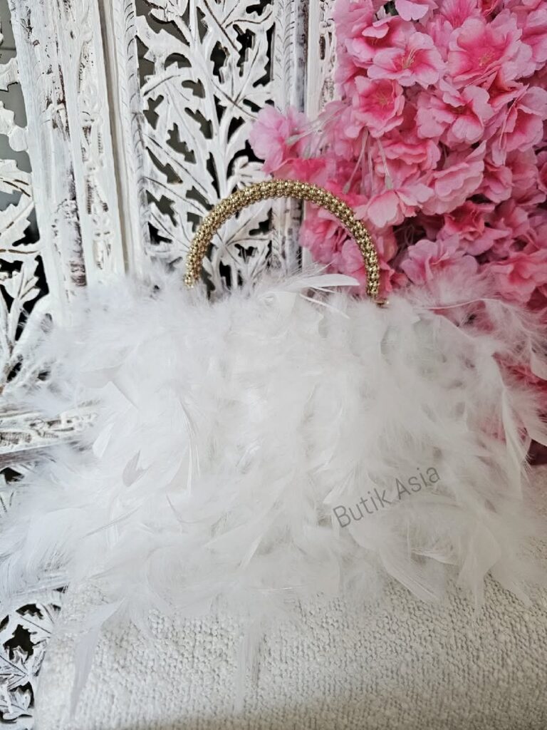 Torebka biała z piórami zdobiona złotymi dodatkami w komplecie złoty łańcuszek