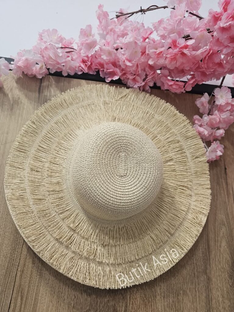 Kapelusz beżowy słomiany wakacyjny