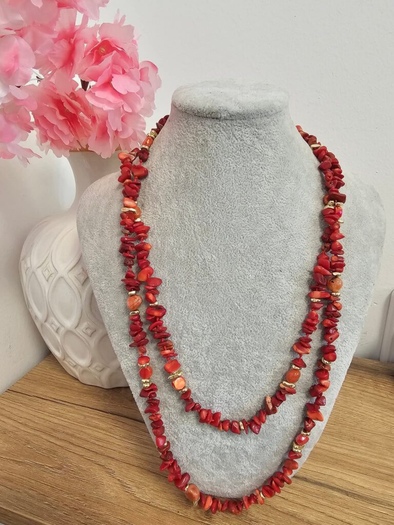 Długi naszyjnik czerwony koraliki kamienie